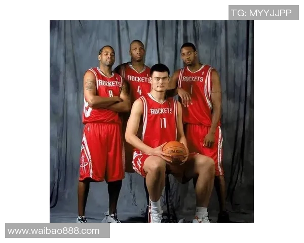 姚明街头视角下的篮球梦与城市生活交织的精彩瞬间 姚明街头视角下的篮球梦与城市生活交织的精彩瞬间